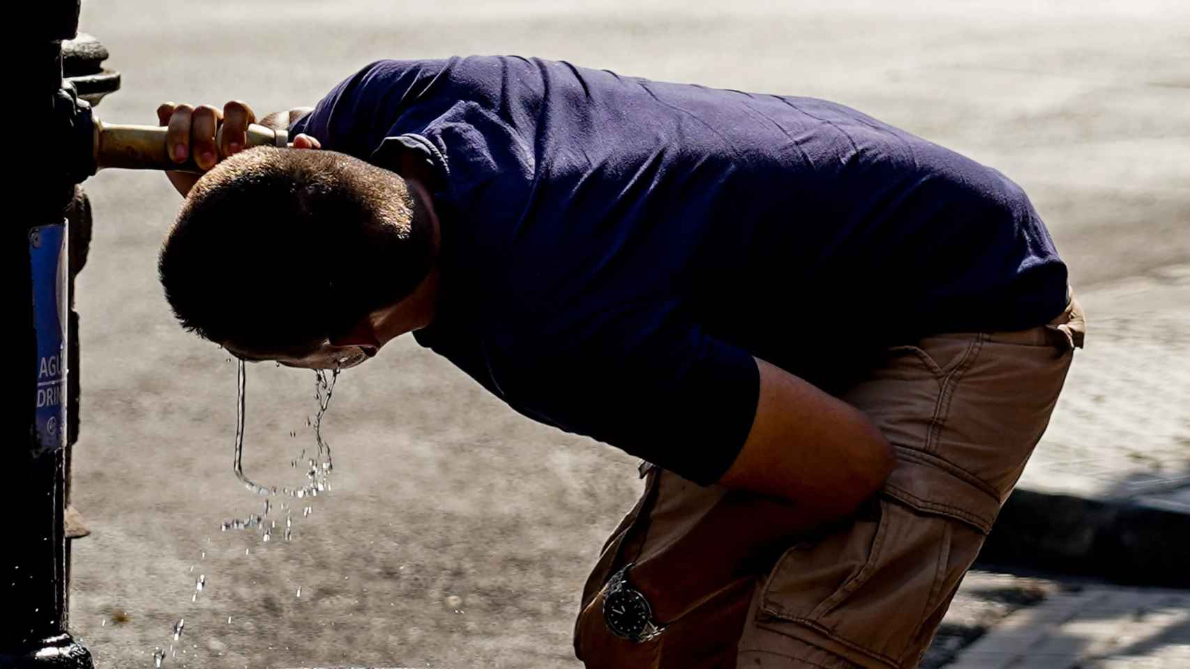 Un joven bebe agua en una fuente pública / EUROPA PRESS