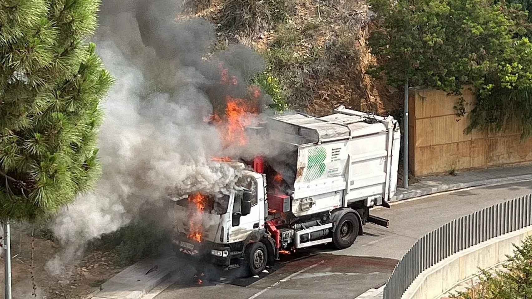 Un camión arde en un incendio en Collserola / TWITTER @DiDi_Bcn