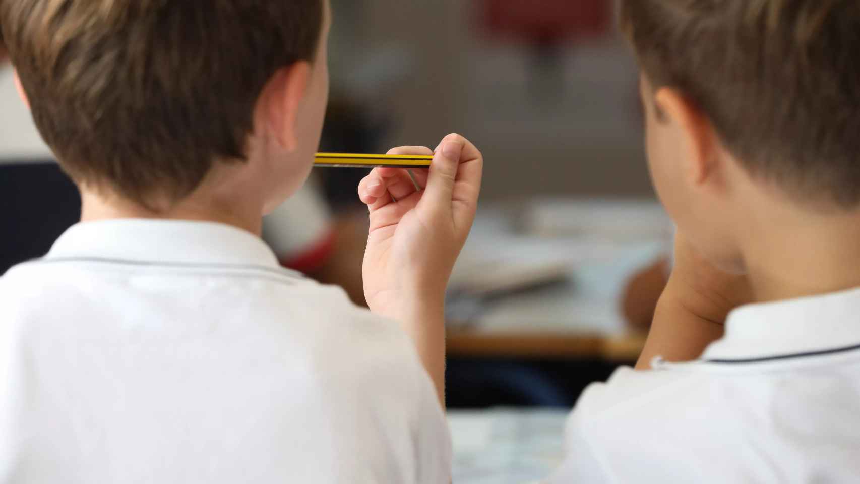 Un niño sostiene un lápiz en el aula de un colegio / EP