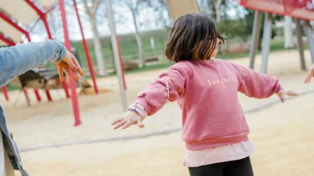 Una niña se divierte en uno de los Campamentos de Verano de CaixaProinfancia / FUNDACIÓN LA CAIXA