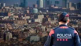 Fotomontaje de un agente de los Mossos d'Esquadra en Barcelona / METRÓPOLI