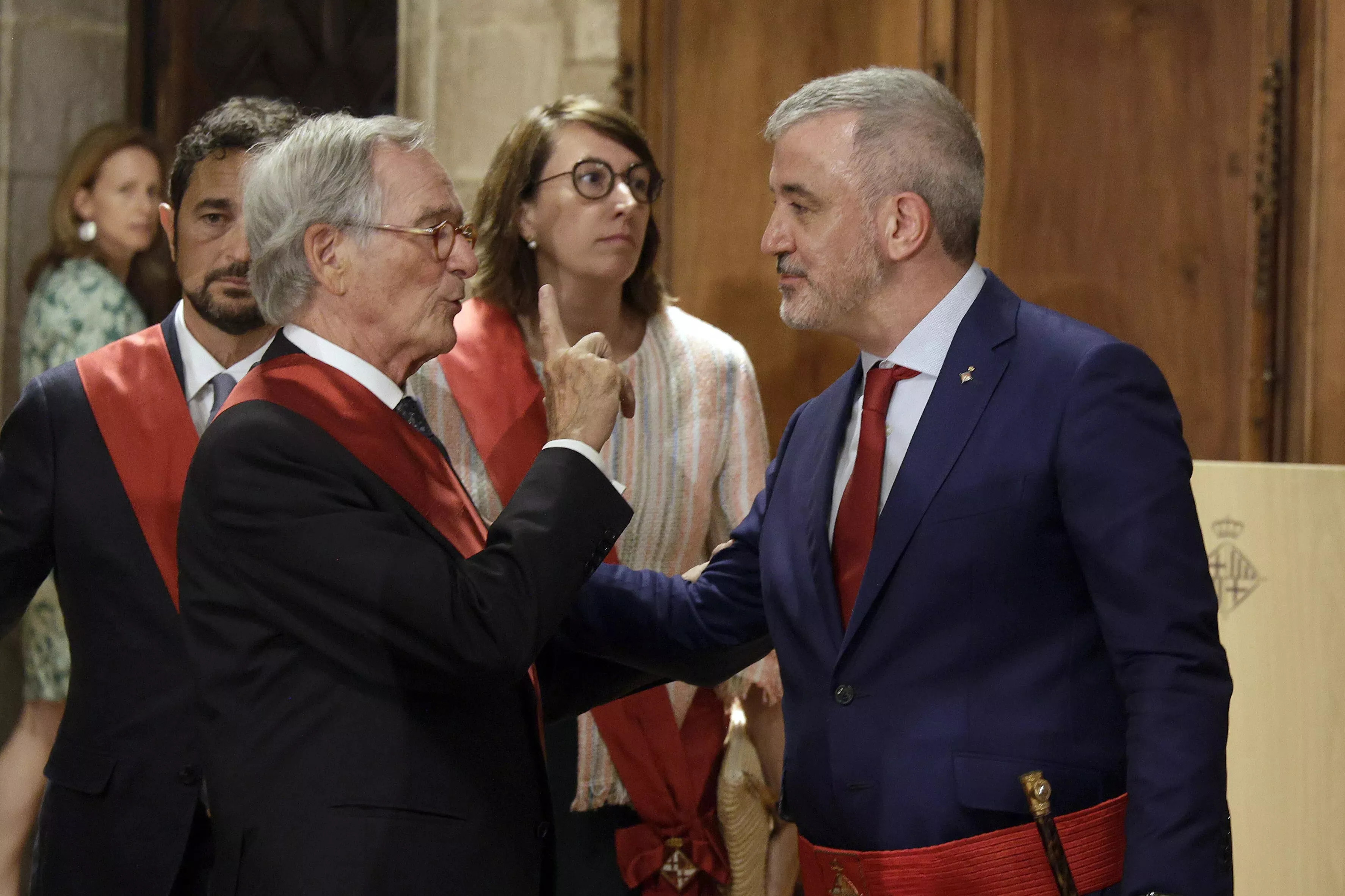 El líder de Junts en Barcelona, Xavier Trias, junto al alcalde Jaume Collboni durante el pleno de investidura / EFE