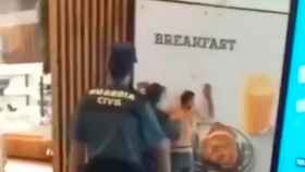 La Guardia Civil retiene a un hombre en el Aeropuerto de Barcelona