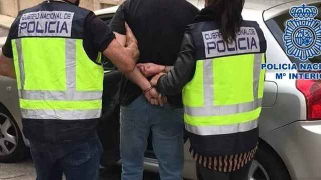 Agentes de la Policía Nacional con una persona detenida / POLICÍA NACIONAL