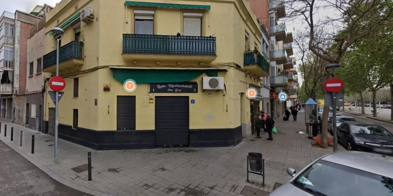 El bar de la calle Lérida de Sant Adrià donde ha aparecido el cuerpo del propietario / GOOGLE MAPS
