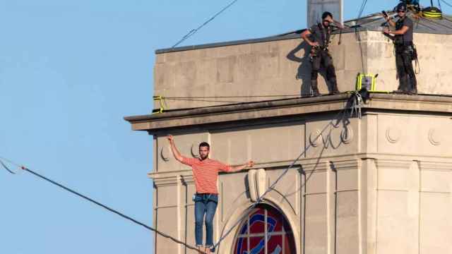 El mejor funambulista del mundo cruza la plaza de Catalunya a 70 metros del aire / EUROPA PRESS