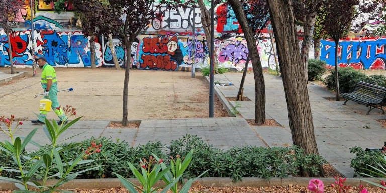 Un operario limpiando los jardines de Walter Benjamin de Barcelona / CEDIDA