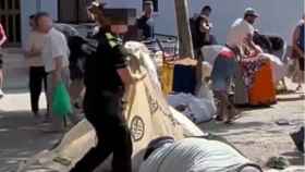 Captura de pantalla del vídeo de la Guardia Urbana desmantelando los puntos de venta de Badalona / TWITTER ALBIOL_XG