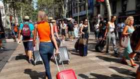 Turistas pasean por la Rambla de Barcelona / EFE