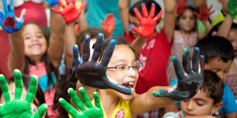 Un grupo de niños muestra sus manos pintadas durante una de las actividades / FUNDACIÓN LA CAIXA