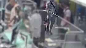 Captura de pantalla del vídeo del ladrón robando la maleta / MOSSOS D'ESQUADRA