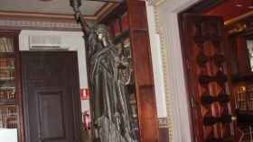 La Estatua de la Libertad preside la entrada a la biblioteca. / CR