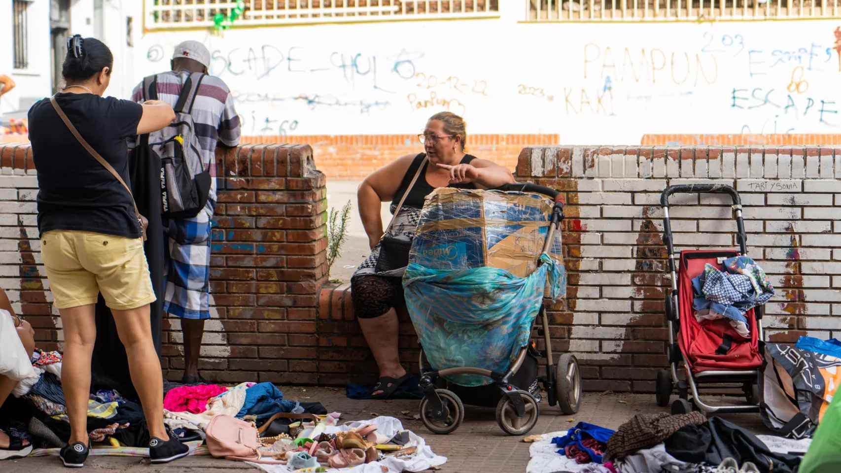 Una mujer vende y expone objetos en el mercadillo de la miseria / GALA ESPÍN
