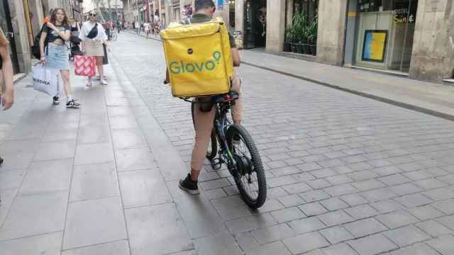 Un repartidor de Glovo trabajando en El Gòtic de Barcelona / ANDONI BERNÁ - METRÓPOLI