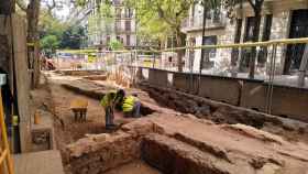 Arqueólogos trabajan en los restos del convento de los capuchinos hallado en la superilla del Eixample / BETEVÉ