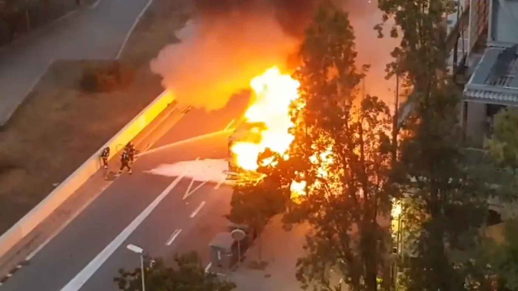 Incendio en un autobús en el barrio de Canyelles de Barcelona / TWITTER
