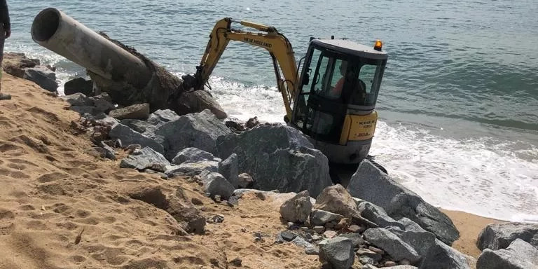 Maquinaria retirando los restos de una playa de Badalona / CEDIDA