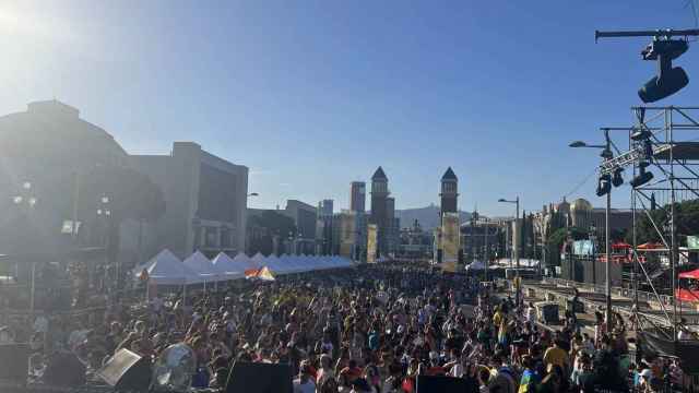 Asistentes a la lectura del manifiesto del Pride en Barcelona / TWITTER