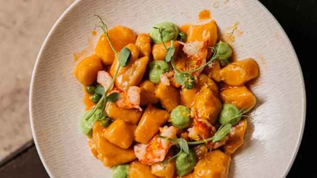 Gnocchi de patatas, gambas rojas, guisantes y limón de Doppieta / INSTAGRAM