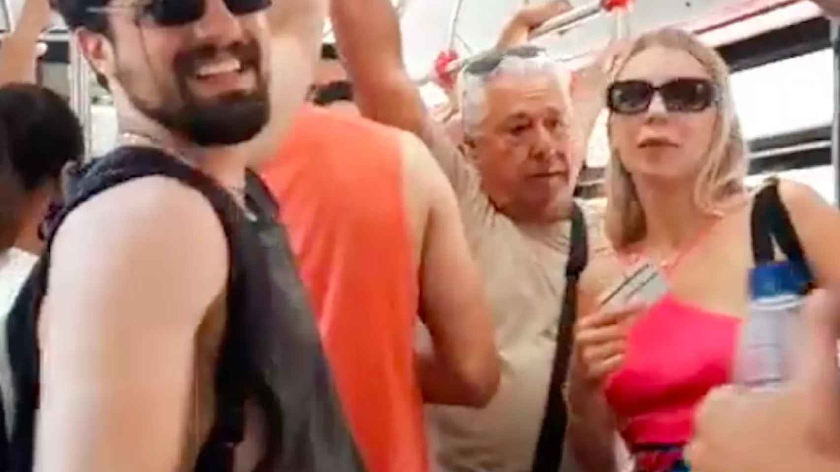 Un grupo de turistas increpa a los pasajeros de un bus de Barcelona / TWITTER