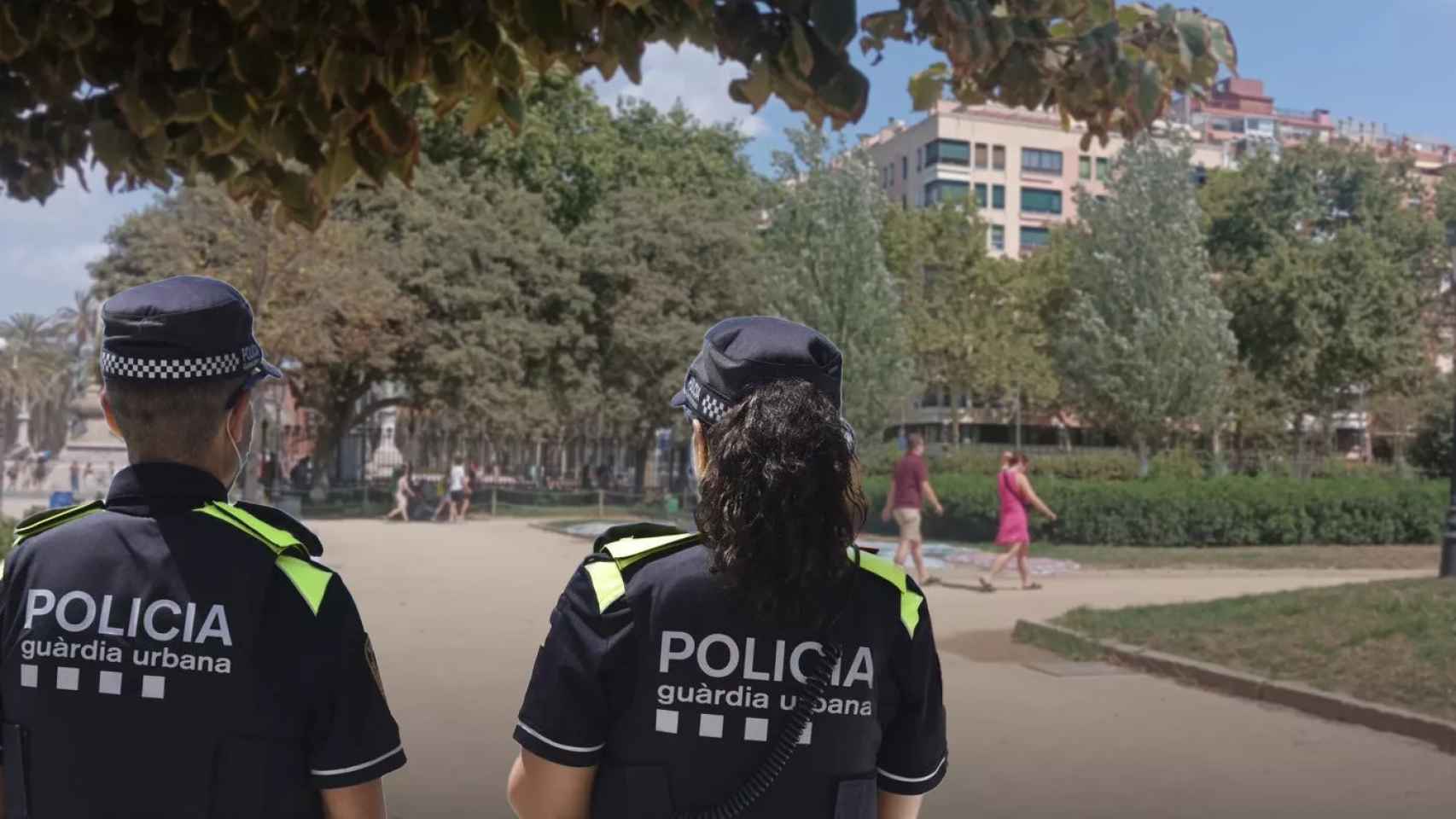 Fotomontaje de dos agentes de la Guardia Urbana de Barcelona en el parque de la Ciutadella / MA