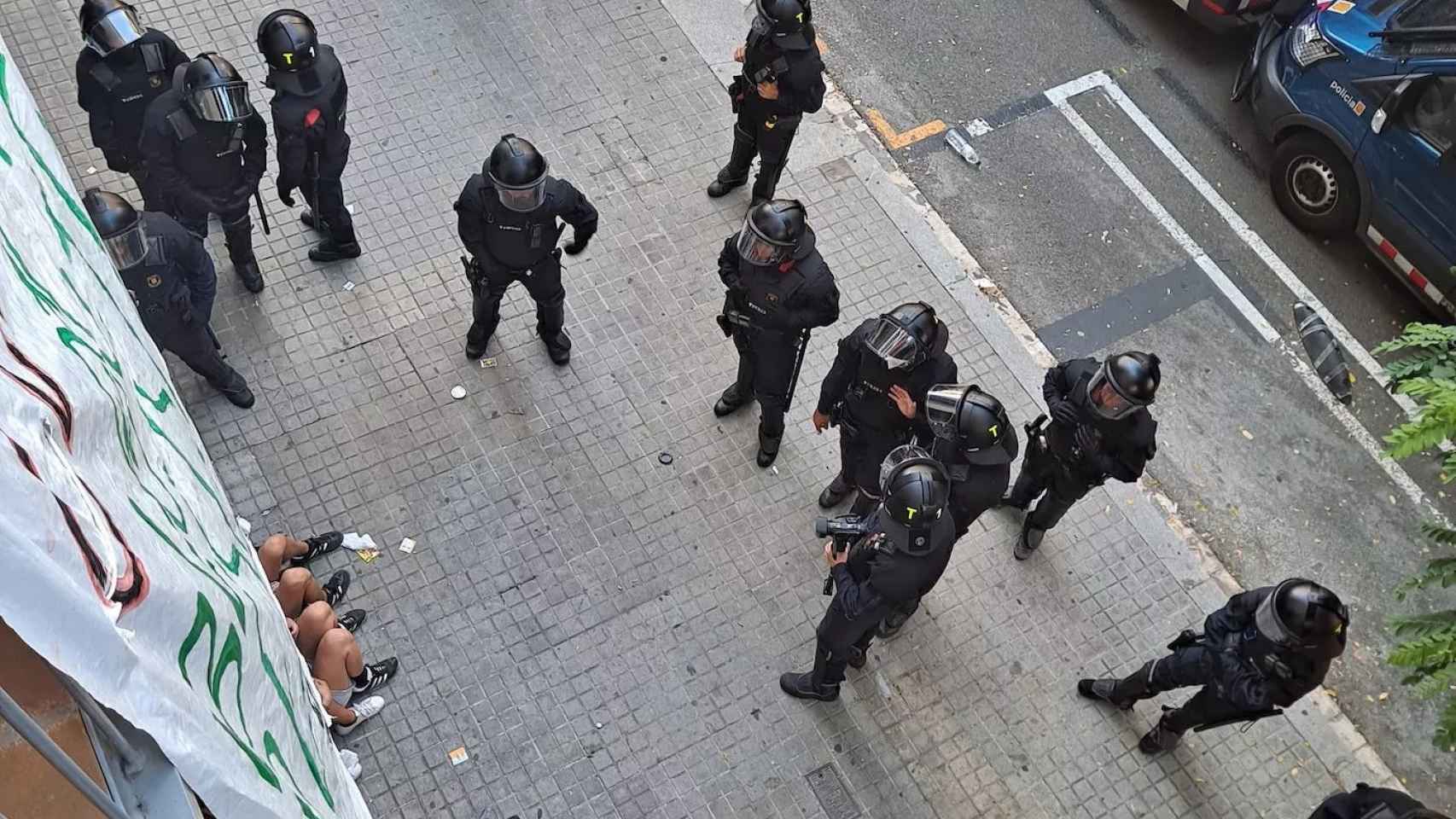Desalojo del Bloc Ruth en Gràcia / SINDICAT HABITATGE GRÀCIA