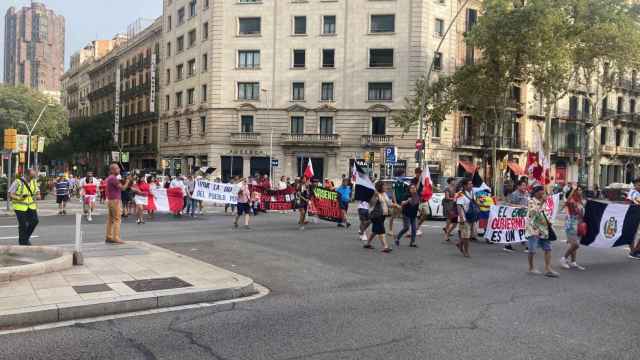 Manifestantes de Perú claman por la liberación de Pedro Castillo en Barcelona / METRÓPOLI