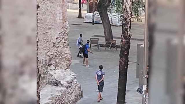 Pelea entre dos jóvenes en El Raval de Barcelona / TWITTER