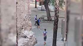 Pelea entre dos jóvenes en El Raval de Barcelona / TWITTER