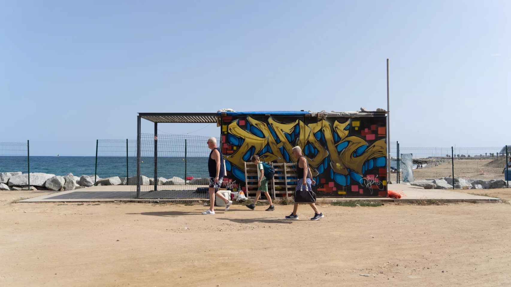 La abandonada caseta de socorrista en la playa de Sant Adrià de Besòs  / GALA ESPÍN