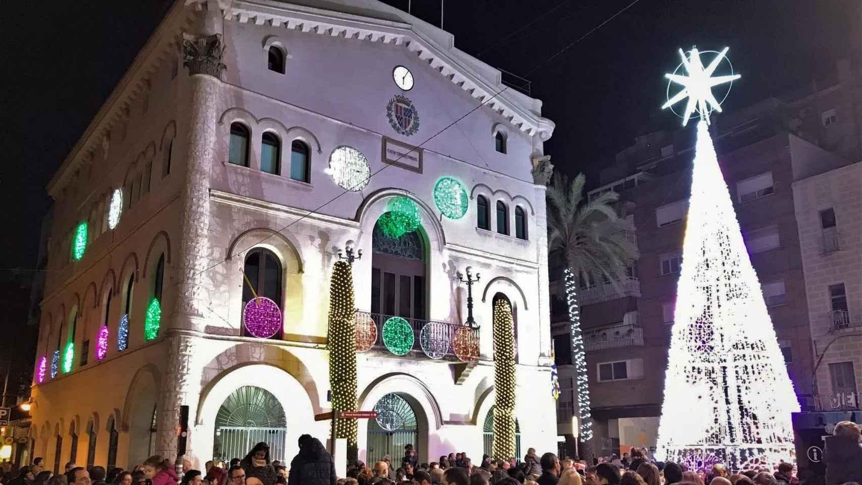 La fachada del Ayuntamiento de Badalona con el árbol en Navidades pasadas / AJUNTAMENT BADALONA