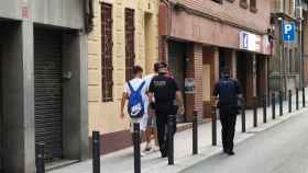 Dos jóvenes acompañados por los Mossos d'Esquadra tras cogerles los datos / EUROPA PRESS