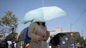 Una persona paseando por Barcelona con un paraguas / EP