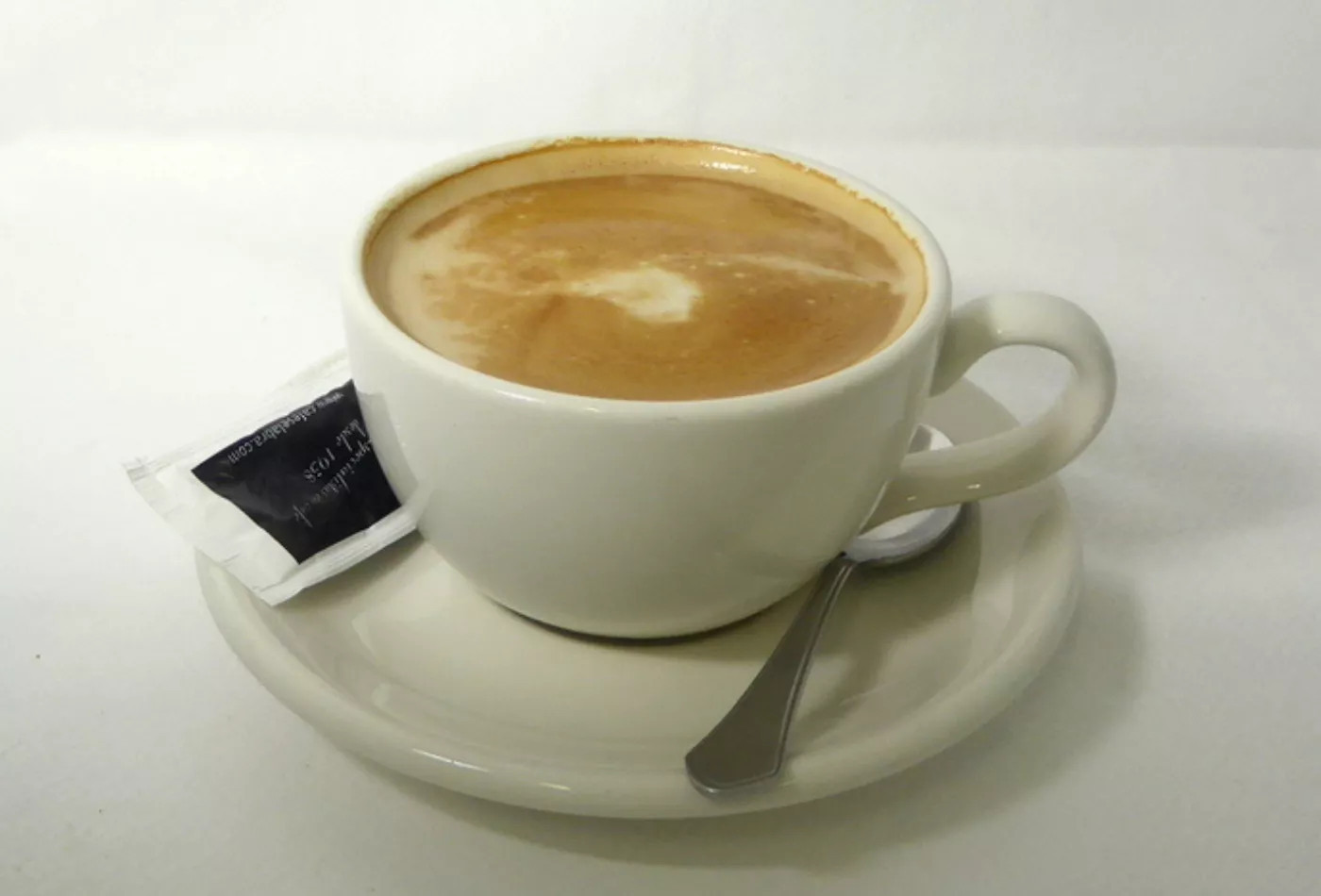 Una taza de café con leche en una imagen de archivo / ARCHIVO