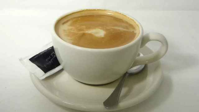 Una taza de café con leche en una imagen de archivo / ARCHIVO