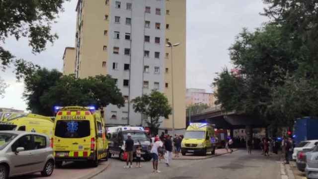 Policía, Sanitarios y Bomberos trabajan alrededor del incendio en el barrio de Sant Roc de Badalona / CEDIDA