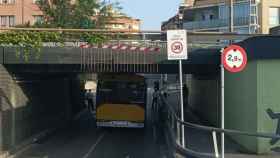 El autobús atrapado en un túnel de Gavà este domingo / AYUNTAMIENTO GAVÀ