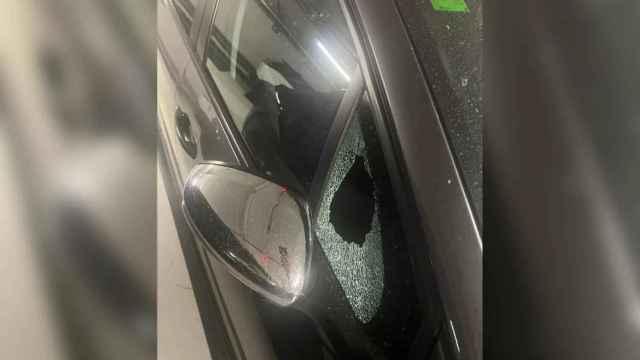 El coche de Jordi Martí Galbis, con los cristales rotos tras haber sufrido un robo / TWITTER