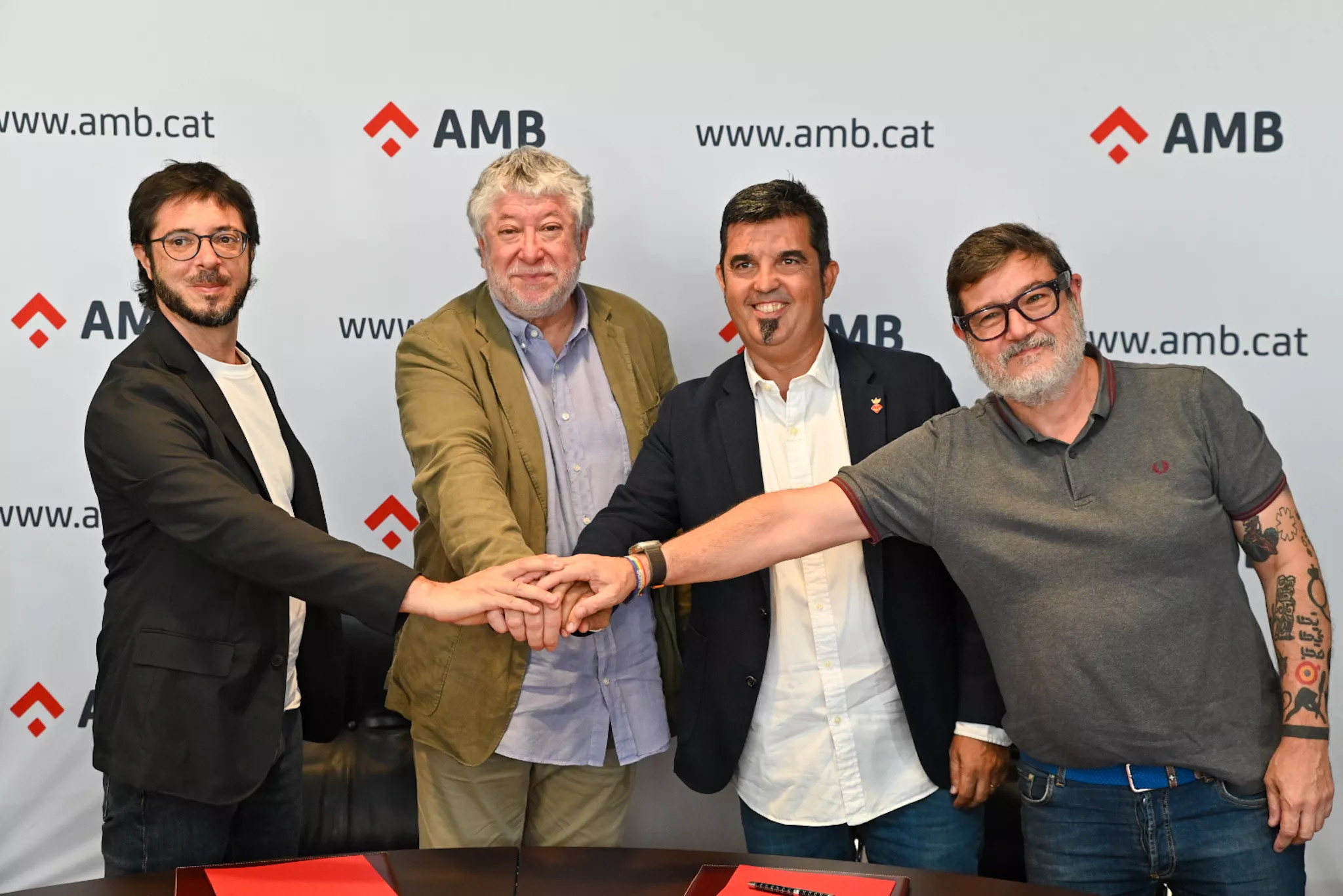Oriol López (ERC), Antonio Balmón (PSC), Isidre Sierra (JxCat) y Lluís Mijoler (comunes) en la firma del acuerdo de gobierno del AMB / AMB