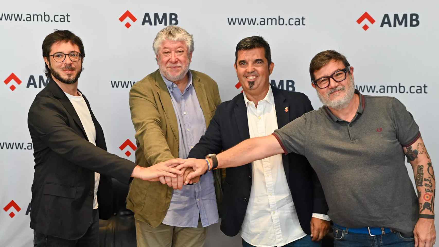 Oriol López (ERC), Antonio Balmón (PSC), Isidre Sierra (JxCat) y Lluís Mijoler (comunes) en la firma del acuerdo de gobierno del AMB / AMB