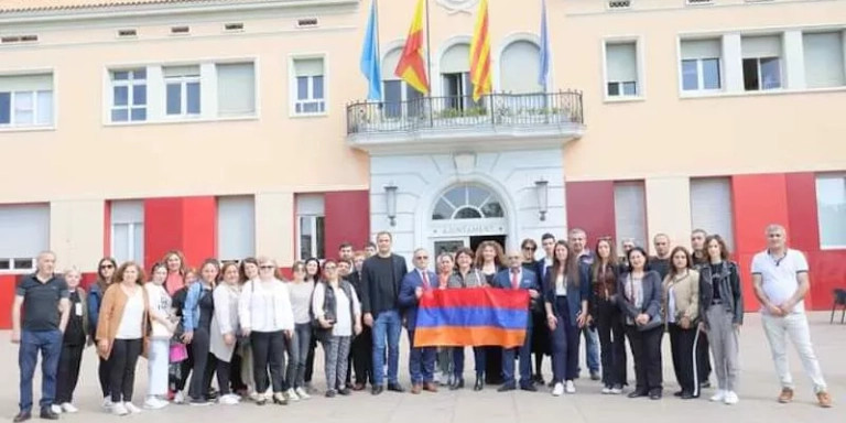 La comunidad armenia de Santa Coloma frente al Ayuntamiento / CEDIDA