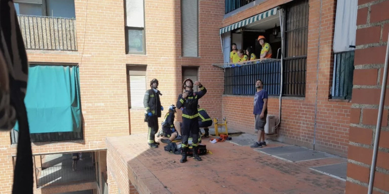 Un hombre se cae por el patio interior de una vivienda en Barcelona / BOMBERS