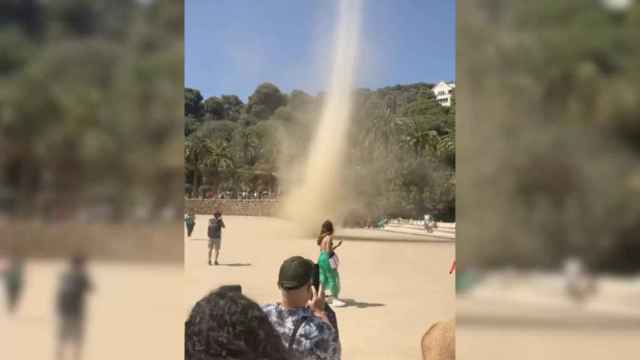 Un pequeño tornado en el Park Güell pone en alerta a los visitantes / METRÓPOLI