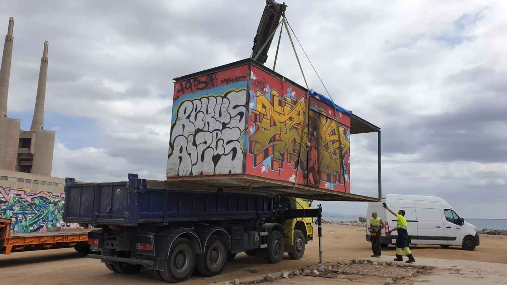 El Ayuntamiento retira la vandalizada y abandonada caseta de los socorristas de Sant Adrià / TWITTER