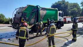 Bomberos extinguen un incendio en la carga de un camión de la basura de Barcelona / BOMBERS