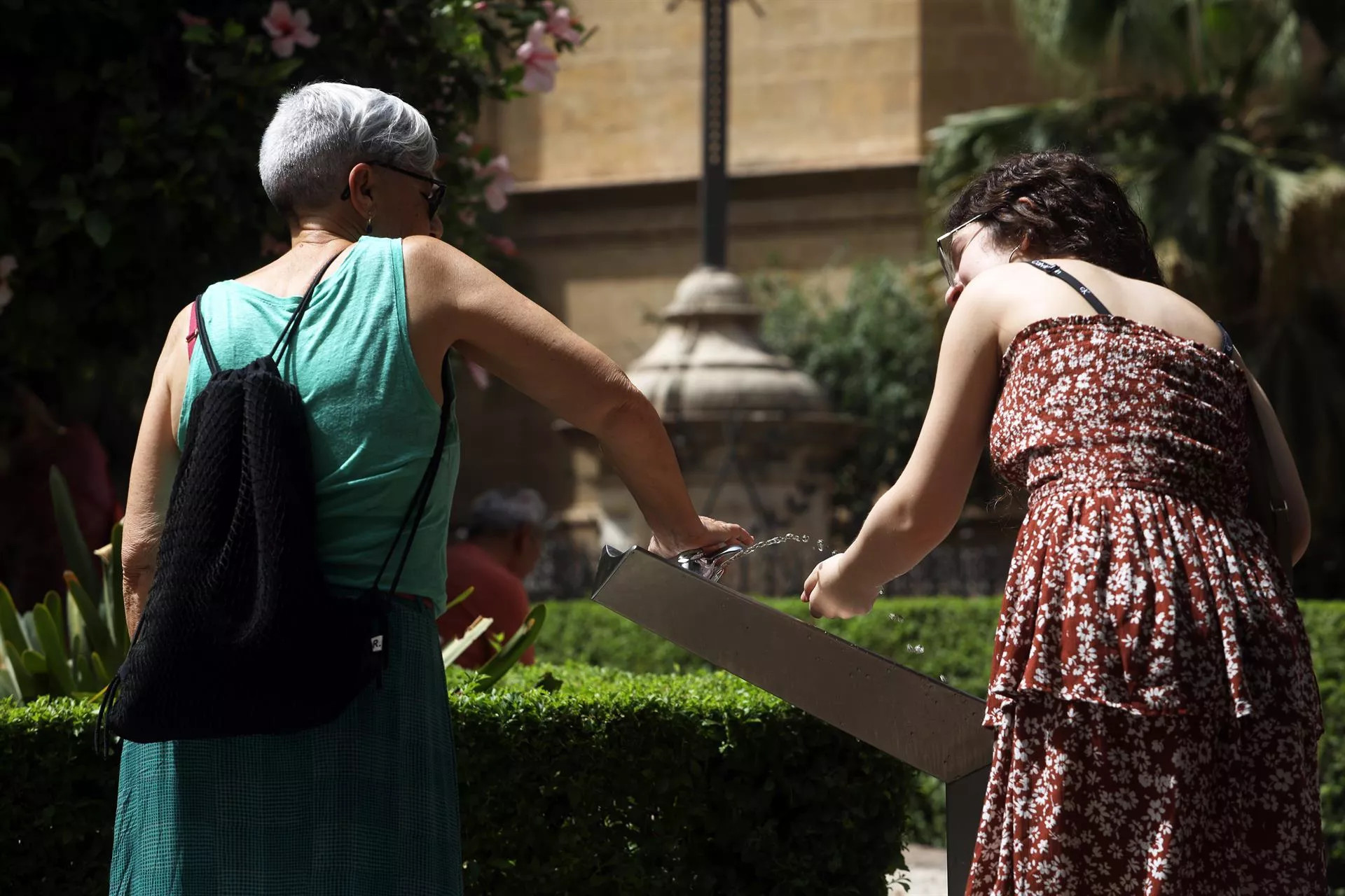 Dos mujeres recogen agua de una fuente para combatir la ola de calor / Álex Zea (EP)