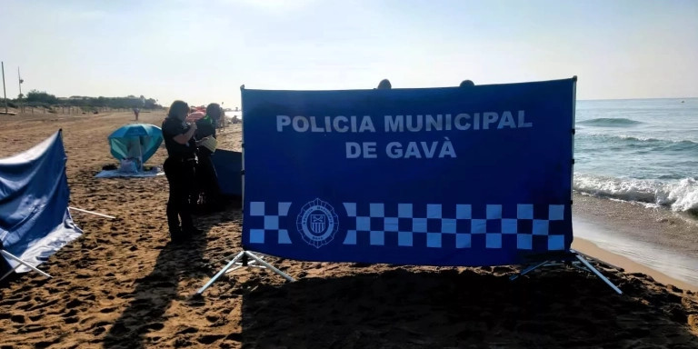 Aparece un hombre muerto en la playa de Gavà / AJ GAVÀ
