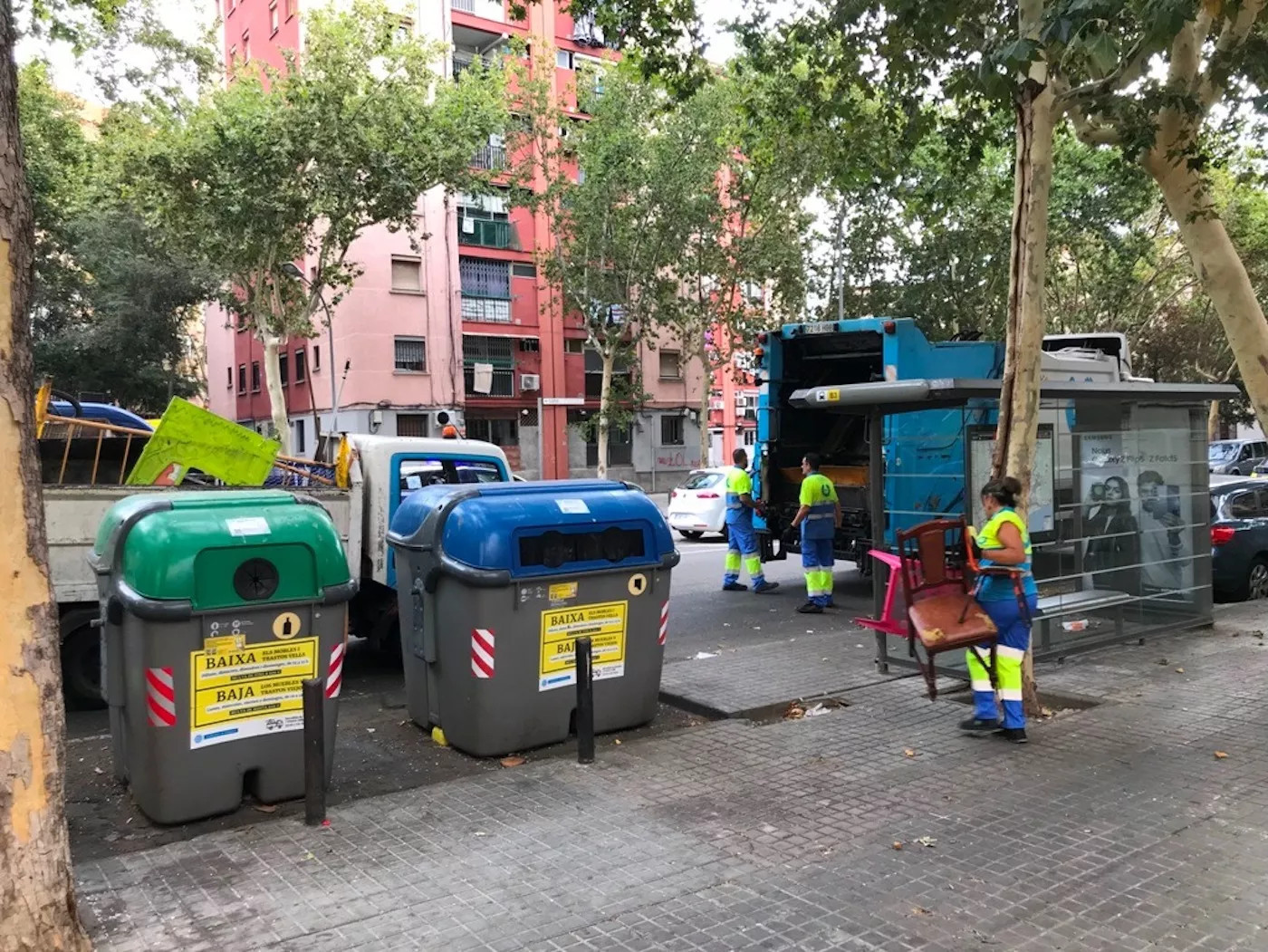 Operativo de limpieza en el barrio de Sant Roc de Badalona / AJ BADALONA