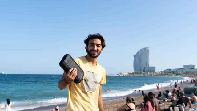 La plaga de los altavoces en las playas de Barcelona: una práctica en auge que divide a los bañistas