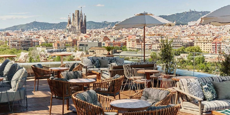 Una terraza con vistas a Barcelona / HOXTON HOTEL